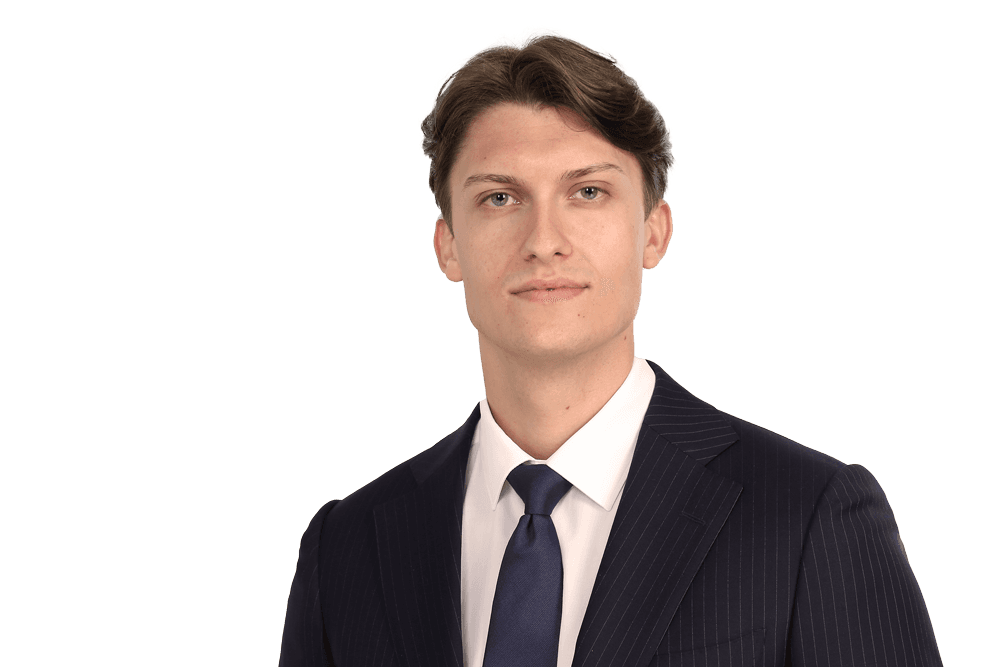 Leon Nitschke ist Underwriter für Art und Private Client bei Hiscox. Er trägt einen schwarzen Anzug mit weißem Hemd und schwarzer Krawatte. Er hat dunkelbraune Haare und lächelt leicht in die Kamera.