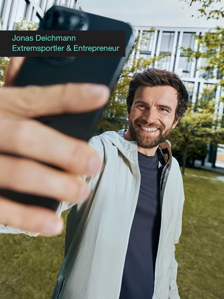 Extremsportler und Entrepreneur Jonas Deichmann macht ein Selfie