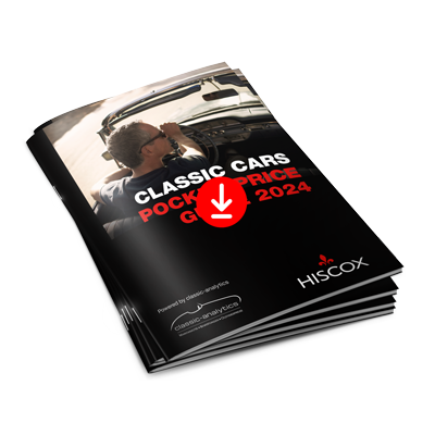Ein Stapel von Broschüren mit dem Titel 'CLASSIC CARS POCKET PRICE GUIDE 2023'. Auf dem Cover ist ein klassisches weißes Auto abgebildet. Unten rechts steht 'HISCOX WISSEN VERSICHERT'