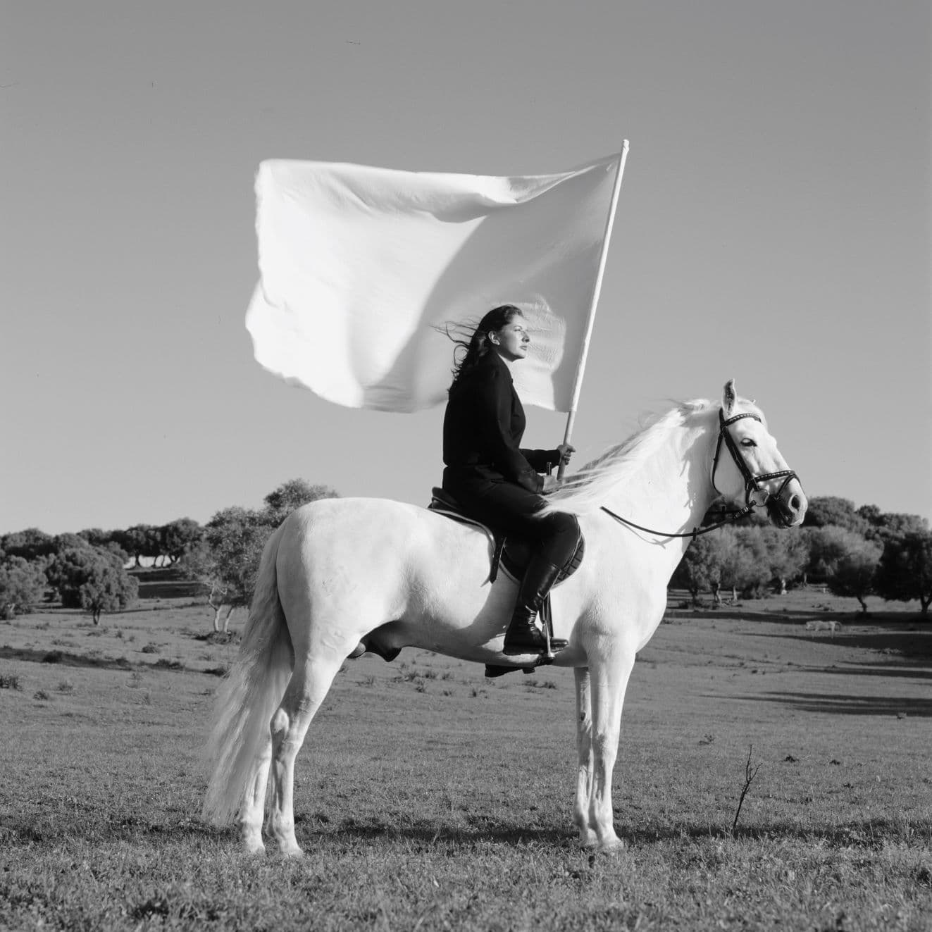 Marina Abramović, The Hero, 2001 Einkanalvideo (Schwarz-Weiss, Ton), Vitrine mit Gegenständen aus dem Besitz von Vojin Abramović (nicht abgebildet), Video: 14‘, 21‘’; Gegenstände: variable Masse © Courtesy of the Marina Abramović Archives / 2024, ProLitteris, Zurich