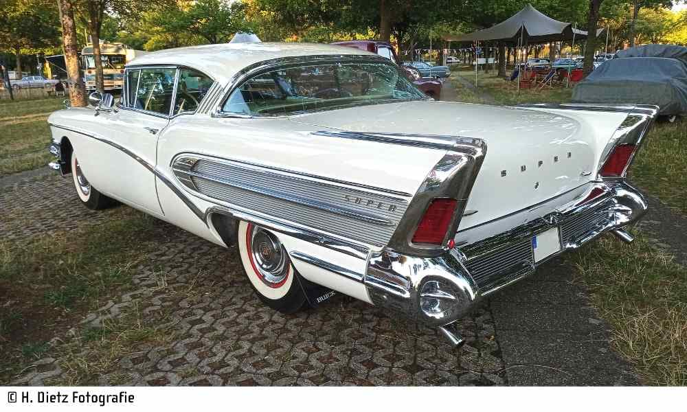 Ein Bild eines 1957 Buick Roadmaster mit der Bezeichnung "1q8" und dem Hinweis auf den Buick Super.