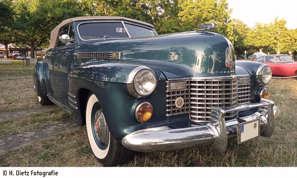 1947 Cadillac Cabriolet: Ein klassisches Auto mit offenem Verdeck, das den Charme und die Eleganz vergangener Zeiten verkörpert.