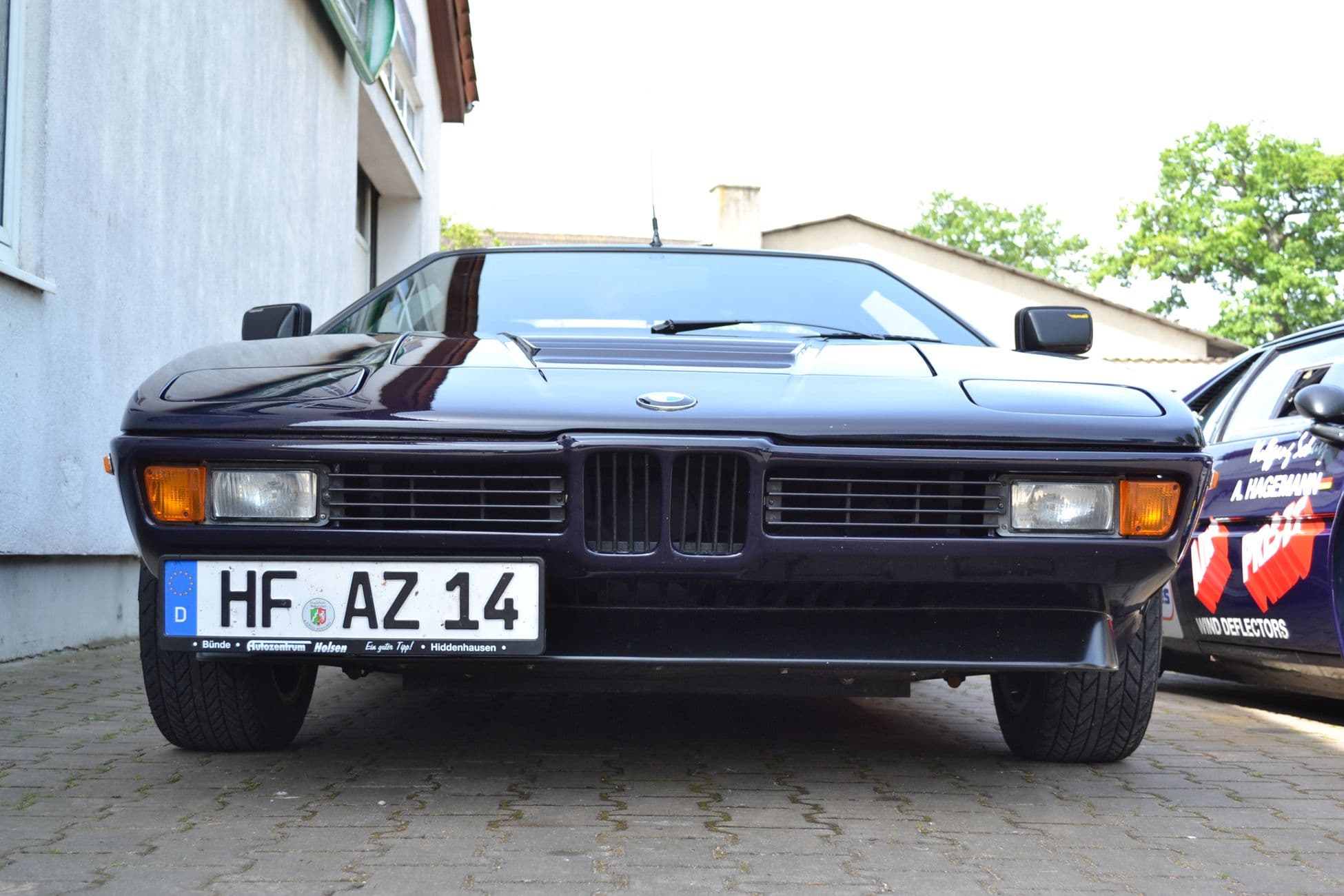 Die Frontansicht des BMW M1, ein eleganter Oldtimer mit kraftvollem Motor.