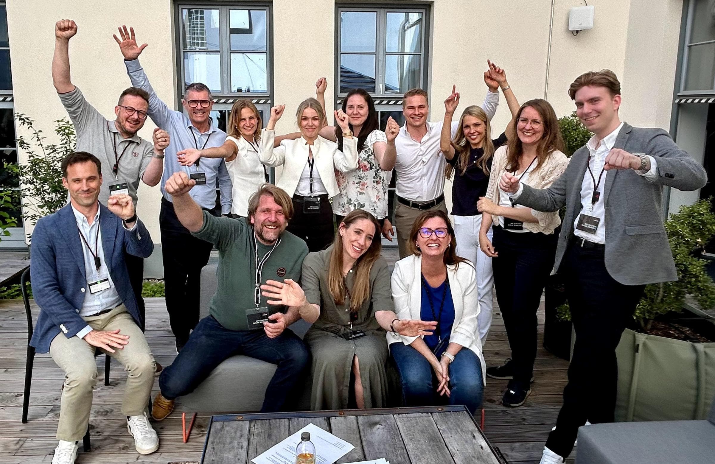 Gruppenfoto von den Mitarbeitenden von Hiscox Deutschland auf dem Sommerfest 2024.