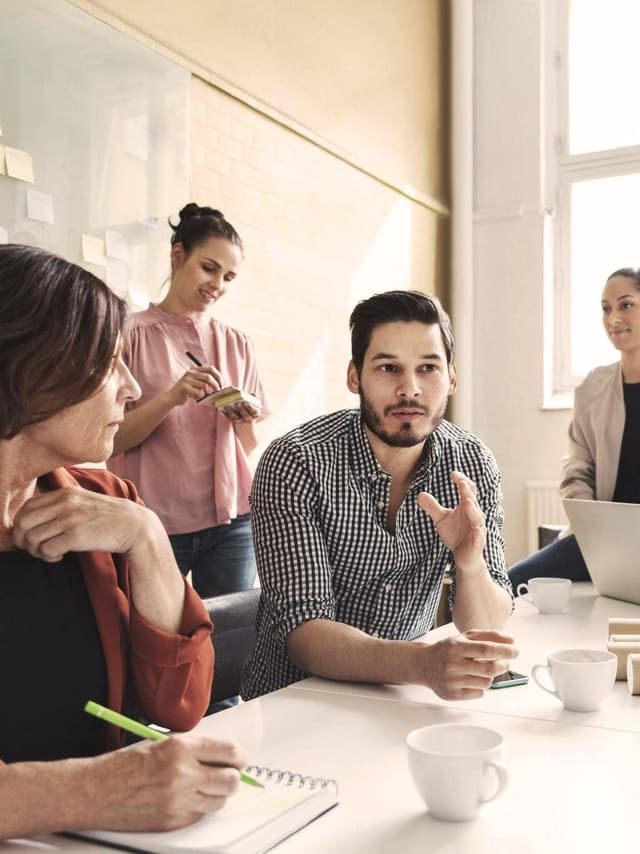 Media-Haftpflichtversicherung von Hiscox: Kreative arbeiten zusammen