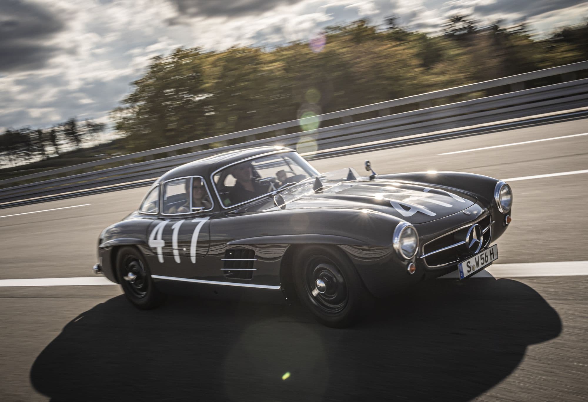 Der originale Mercedes Benz 300 SL Gullwing Mille Miglia 417 Special Edition aufgenommen heute gefahren von Jens Tanz auf der Straße