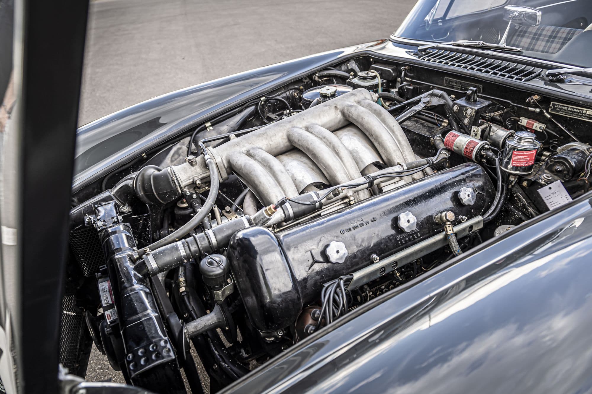 Reihe 6 Motor des Mercedes Benz 300 SL Flügeltürers als Nahaufnahme