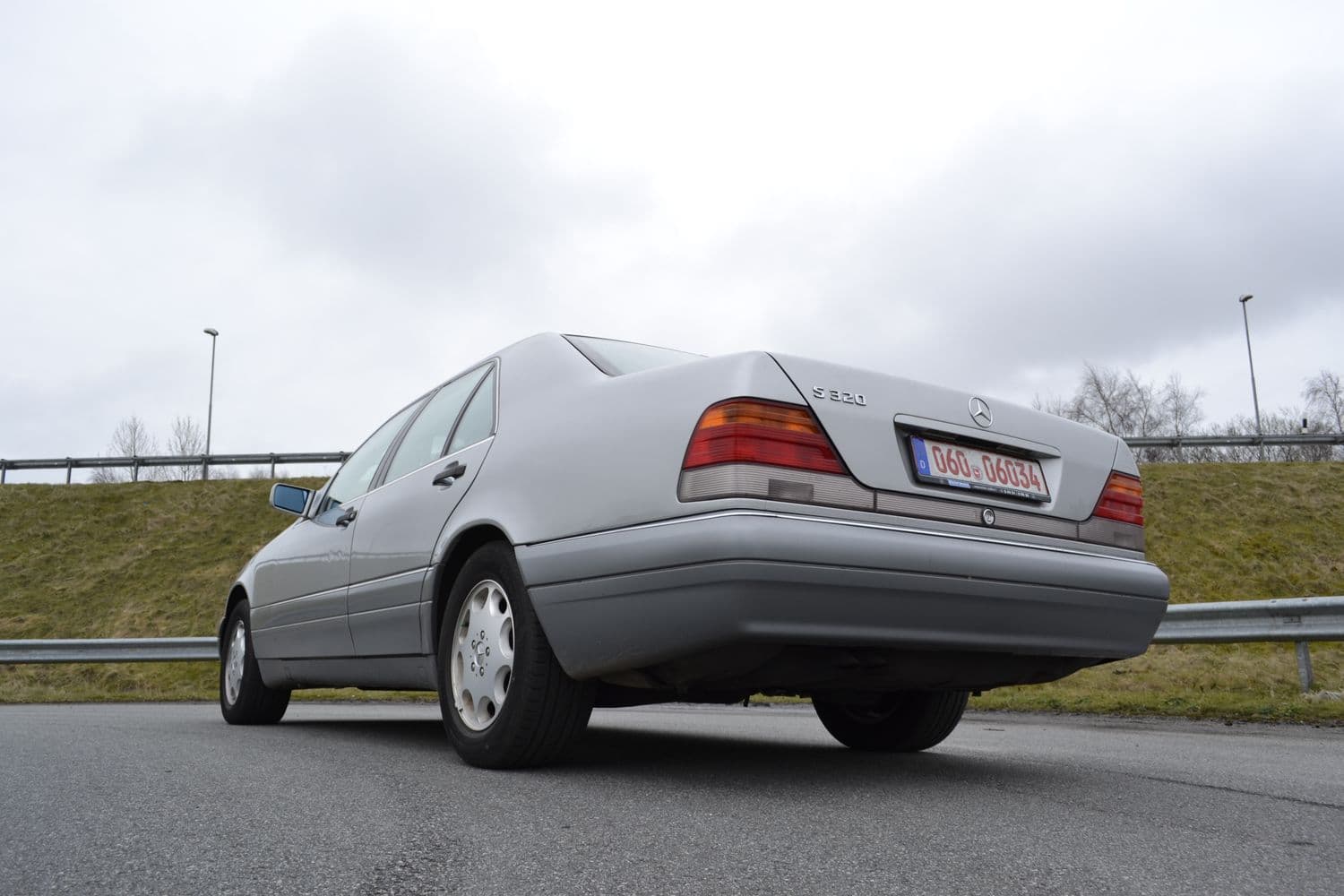 Heckansicht des grauen Mercedes w140 s320 parkend am Straßenrand 