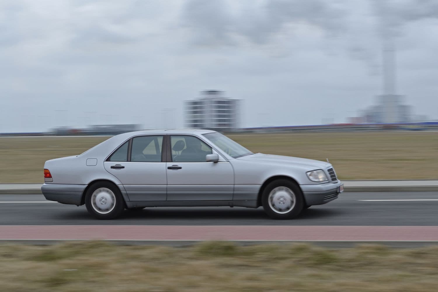 Ein grauer Mercedes w140 06 befindet sich im Driveby auf einer geteerten Straße