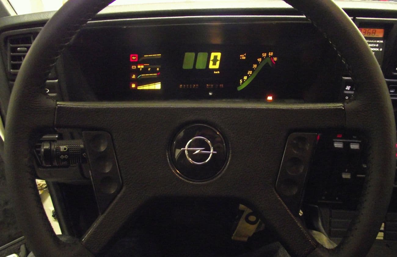 Lenkrad und Anzeige im Opel Monza GSE.