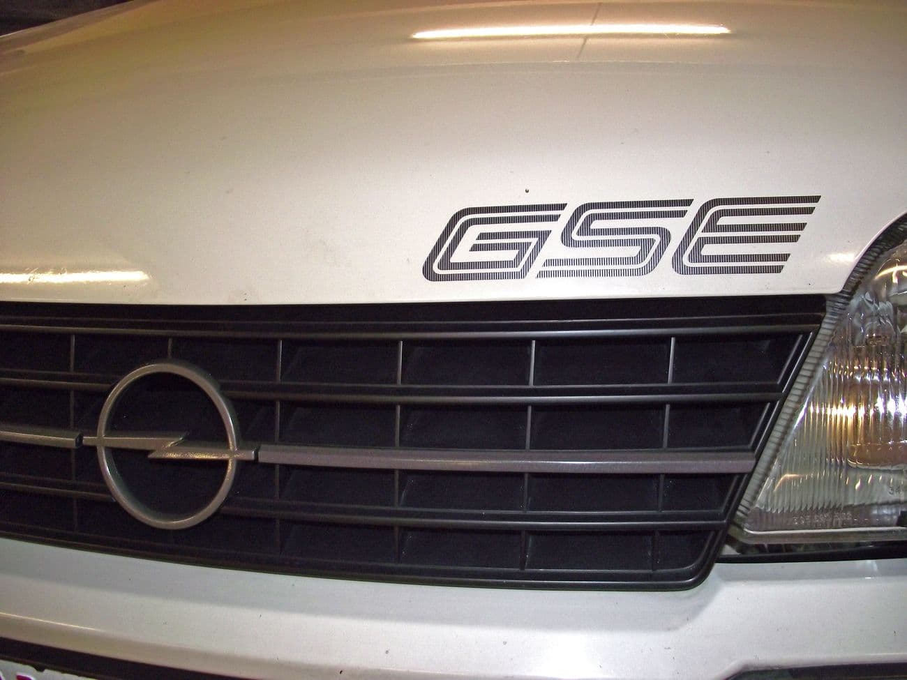 Nahaufnahme des weißen Opel Monza GSE von der Stoßstange.