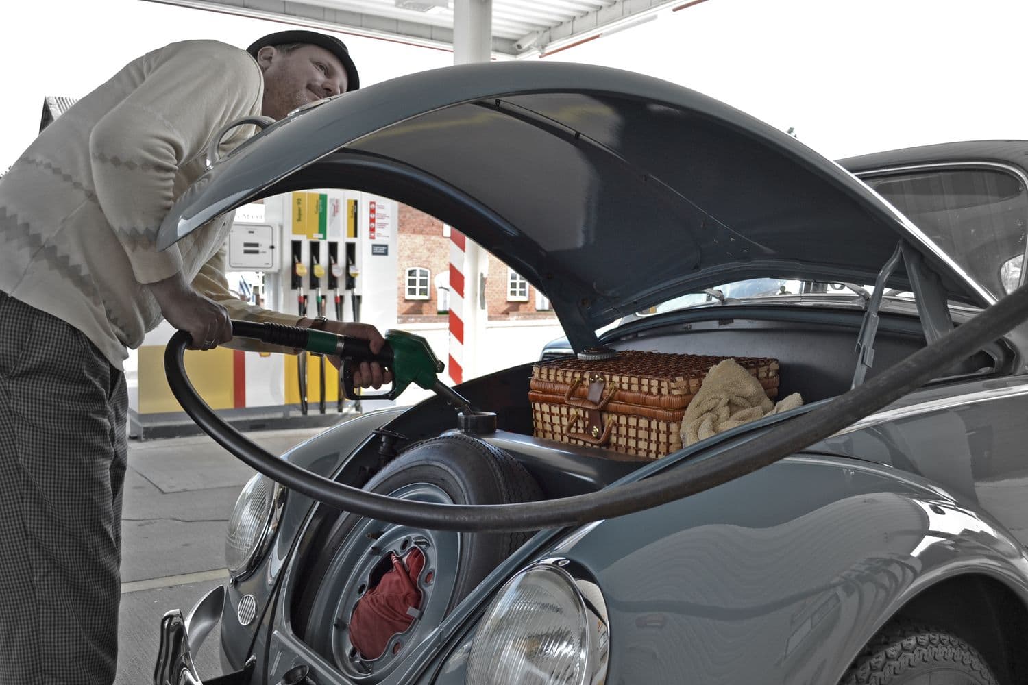 VW Käfer: Oldtimer im Portrait Tankstelle