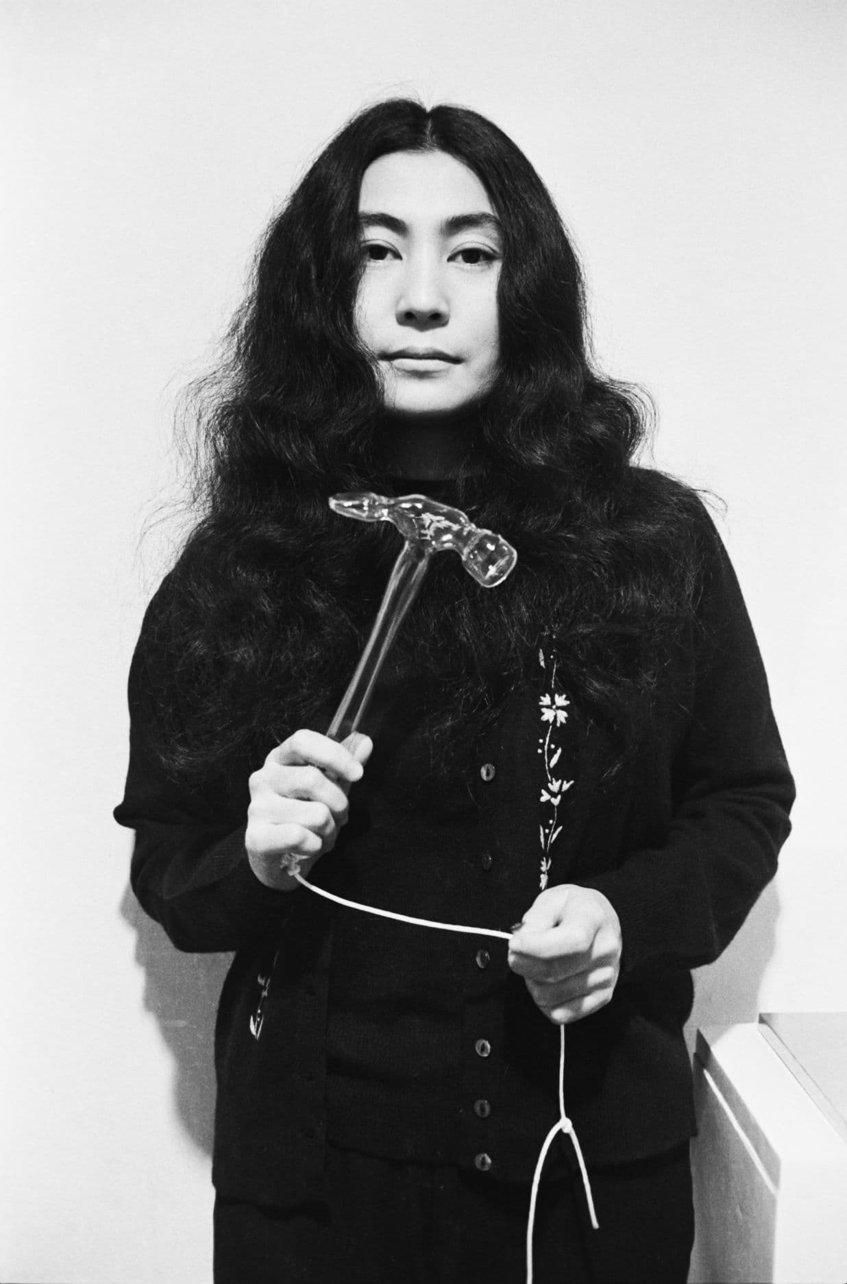 Yoko Ono mit Glass Hammer, 1967, bei HALF-A-WIND SHOW, Lisson Gallery, London, 1967. Foto © Clay Perry