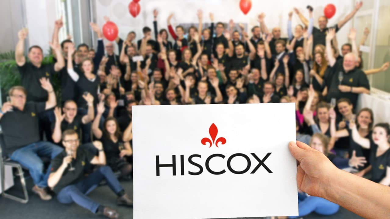 Foto von dem Team von Hiscox Deutschland mit dem Hiscox Logo ohne Brand-Claim