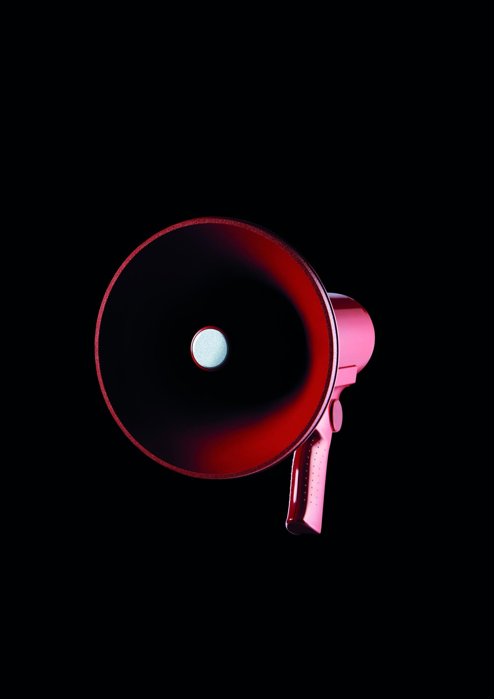 Rotes Megaphone auf schwarzem Hintergrund